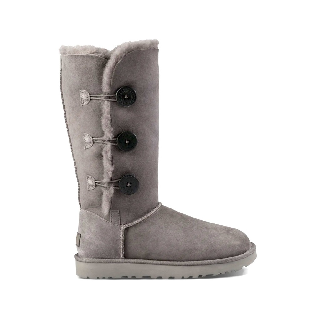 Authentic UGG Bailey Button size 6